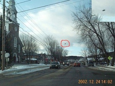 Foto de UFO obtida em Dégelis, Quebec, Canadá, em 24 de dezembro de 2002.