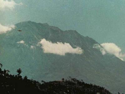 Disco voador fotografado em frente ao Monte Gnung-Agun, na Ilha de Bali, na Indonésia em 17 de abril de 1973.