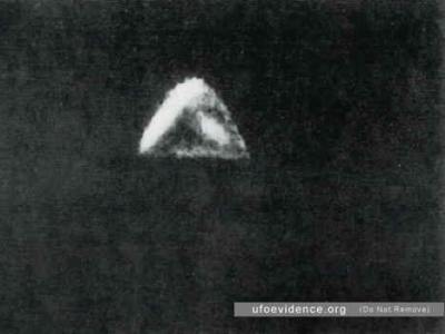 UFO fotografado por testemunhas civis sobre Madri, na Espanha, e captado pelas autoridades militares do País que despacharam caças com o objetivo de interceptar o objeto.