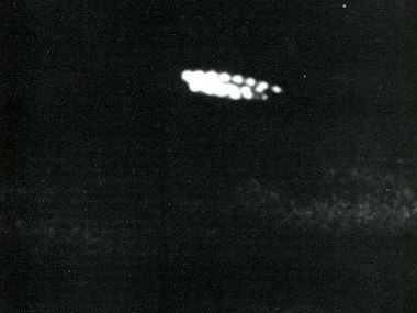 Trecho de um filme da Força Aérea Neo Zelandesa, obtida ao amanhecer de 27 de outubro de 1979. O objeto aparece em um curto espaço de tempo e não estava visível no momento do registro