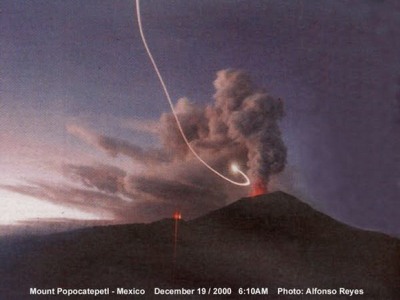 Fotografia de UFO obtida nas proximidades do vulcão Popocatapetl, no México, em 19 de dezembro de 2000.