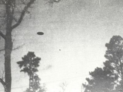 Disco voador fotografado por um adolescente em Hampton, Virginia.
