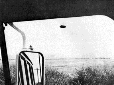 Em 3 de agosto de 1961, Rex Heflin, inspetor de estradas na Califórnia observou e fotografou um objeto discoidal voando nas proximidades da estrada. A fotografia foi submetida a diversas analises que confirmaram sua autenticidade.