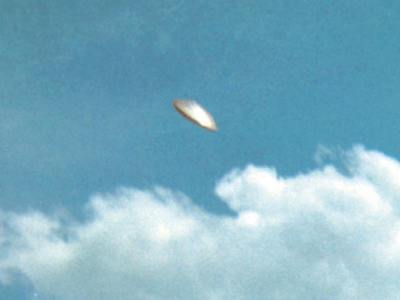 Fotografias obtida em St. Lorenzen, Styria, Áustria, por Rudi Nagora, musico de Munique que visitava o local. Após escutar um ruído observou UFO prateado voando em zig-zag.