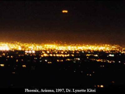 Fotografia obtida pela doutora Lynette Kitei, de um OVNI que pairava acima da cidade de Phoenix, no Arizona. 
