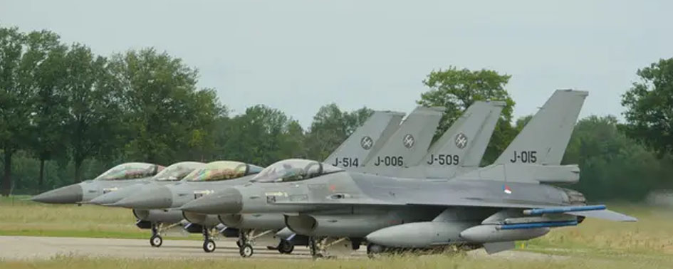 Caça F-16 dos Estados Unidos foi atingido por um objeto não identificado Caça F-16 dos Estados Unidos foi atingido por um objeto não identificado