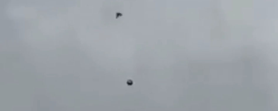 Estranha esfera prateada é capturada em vídeo voando em Monterrey