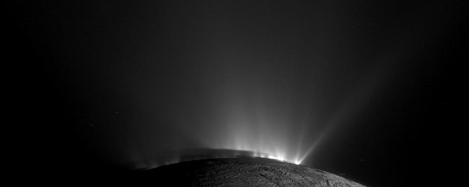 Estudo da NASA encontra fonte de energia e molécula geradoras de vida em Encélado