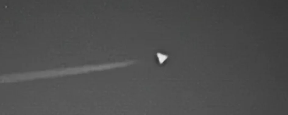 Nave em formato de “Doritos” é vista pairando sobre a Área 51 Nave em formato de “Doritos” é vista pairando sobre a Área 51